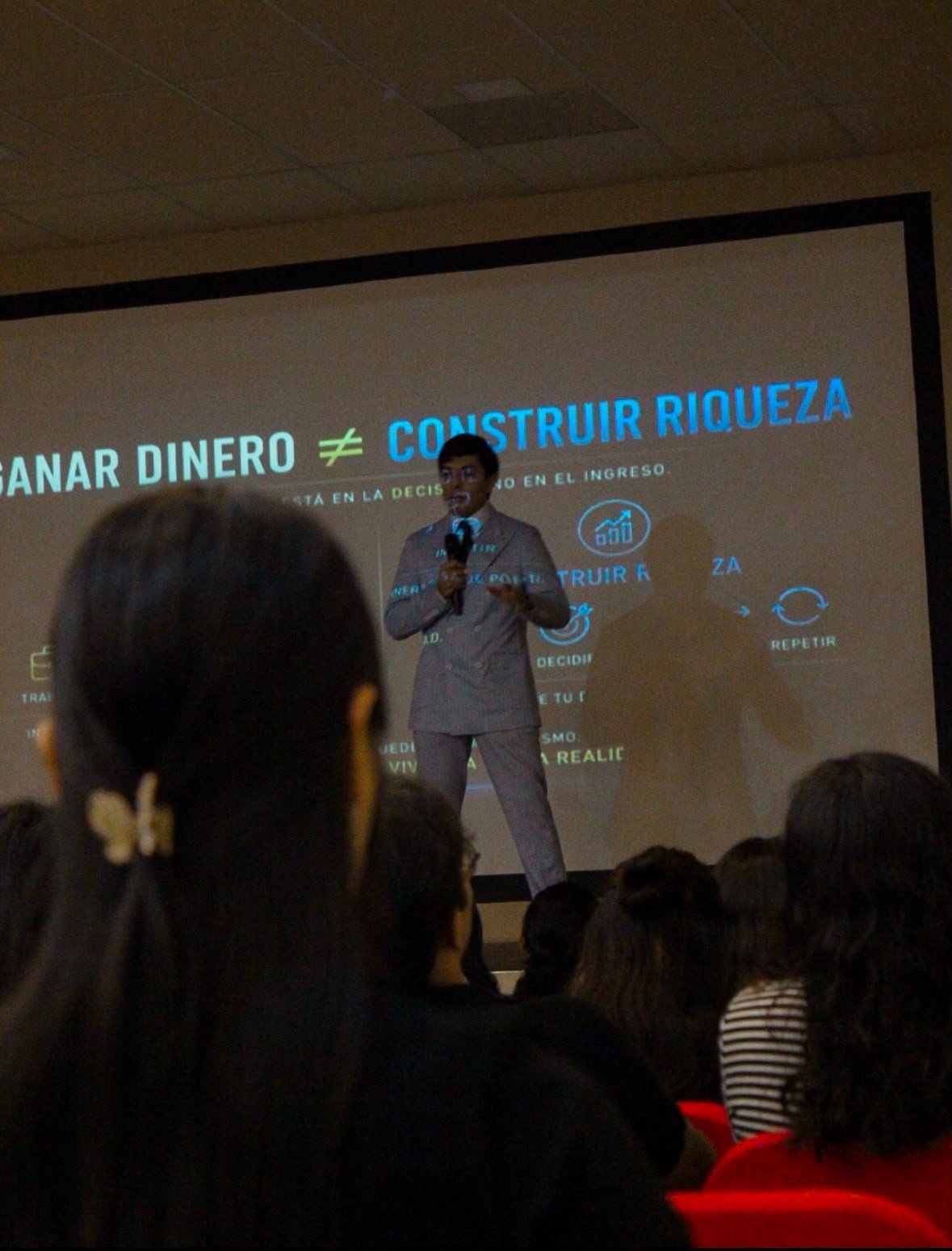 Ra (Mauricio Rafael Álvarez) — speaker presentando la charla 'Ganar dinero no es construir riqueza'